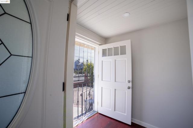 3517 Allendale Ave, Oakland CA: https://media.crmls.org/mediaz/aefd5ad0-5c95-4df3-ba1c-94319474b36c.jpg