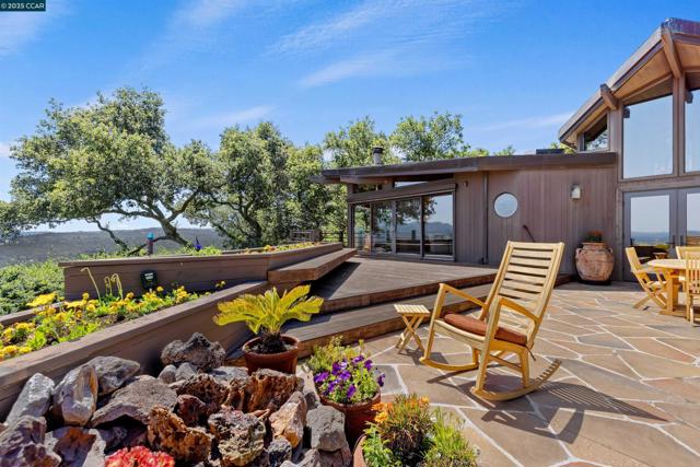 1176 Brown Ave, Lafayette CA: https://media.crmls.org/mediaz/aefd797a-0b51-4d0e-9c92-c3ee9a3b1dff.jpg
