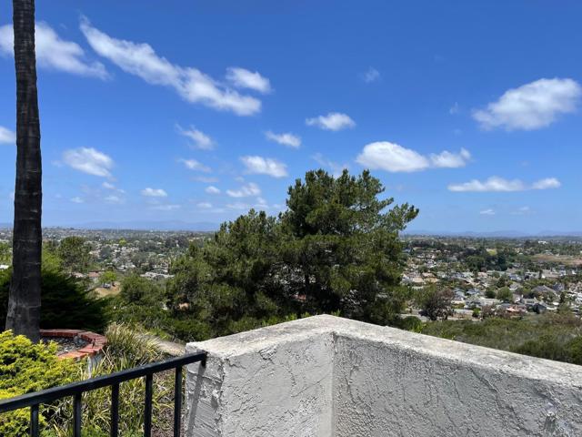 3757 Scenic Way, Oceanside CA: https://media.crmls.org/mediaz/aefd9129-9706-4f2e-b7e3-85925a6b4597.jpg