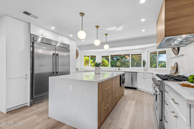 1251 Calle Las Casas, Thousand Oaks CA: https://media.crmls.org/mediaz/aefe8743-5f25-4d31-b52a-390ce8a6dca8.jpg