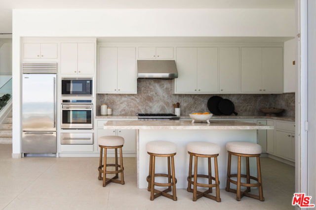 26520 Latigo Shore Drive, Malibu CA: https://media.crmls.org/mediaz/aefea669-f95d-40ec-9239-157207f88bd5.jpg