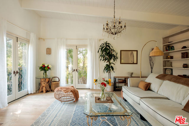 21316 Encina Road, Topanga CA: https://media.crmls.org/mediaz/aefefeb5-3ec9-4257-b20a-079f0adb3970.jpg