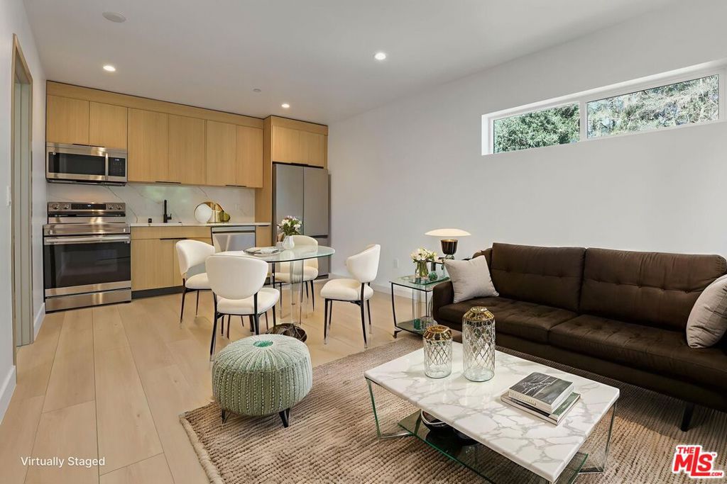 11010 Hortense Street #1/4