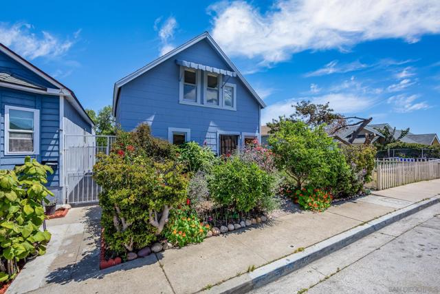 405 Langley St, San Diego CA: https://media.crmls.org/mediaz/aeffbe04-89e9-421c-a66c-46b5b060f756.jpg