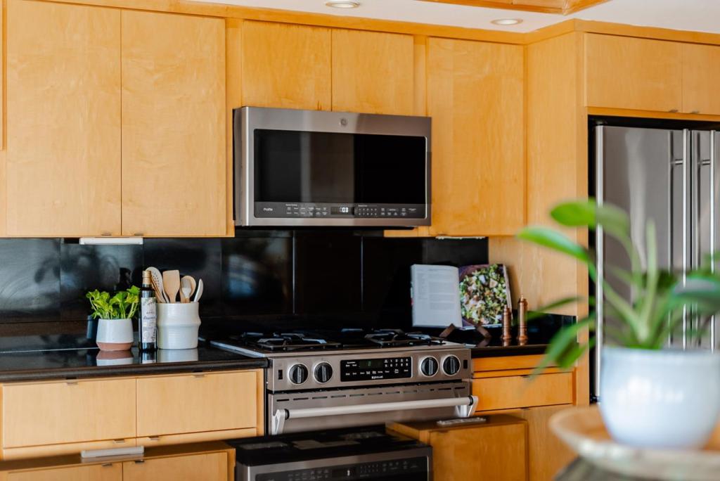 https://media.crmls.org/mediaz/af00b151-97e3-4e52-9c09-0487dfdca1c8.jpg?preset=X-Large