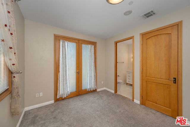 216 N Buena Vista Street, Burbank CA: https://media.crmls.org/mediaz/af0195d2-971e-40dd-8b66-b757b11a0475.jpg