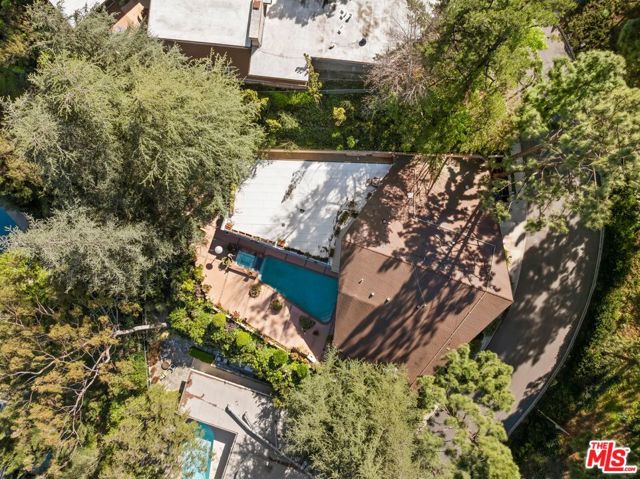 1727 Stone Canyon Road, Los Angeles CA: https://media.crmls.org/mediaz/af04e83e-cd8c-4654-91e9-920c2a5d6a2b.jpg