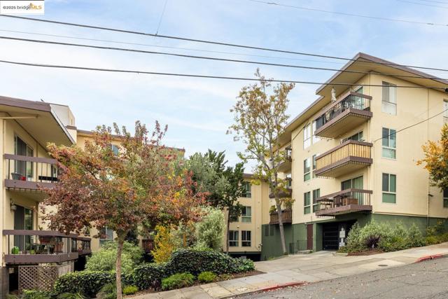 555 Jean St, Oakland CA: https://media.crmls.org/mediaz/af05068e-1724-4b39-b24f-d044df674587.jpg