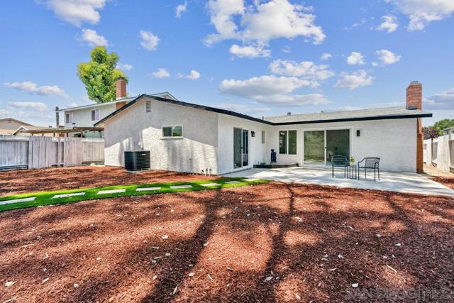 8313 Carlton Oaks Dr, Santee CA: https://media.crmls.org/mediaz/af052df7-9e5b-47ba-90f6-31672ccbfcd3.jpg