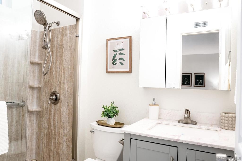 https://media.crmls.org/mediaz/af05387a-500b-4b63-9bbb-167d649f90d1.jpg?preset=X-Large