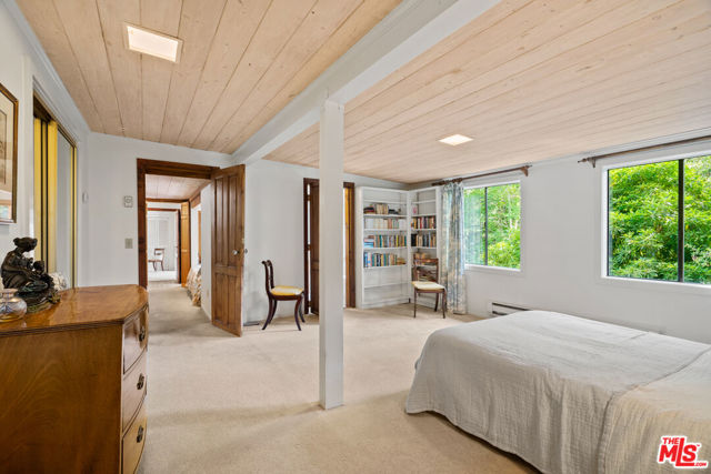 21550 Summit Trail, Topanga CA: https://media.crmls.org/mediaz/af0571ee-22ce-4d13-8ee4-e5f22bf9e517.jpg