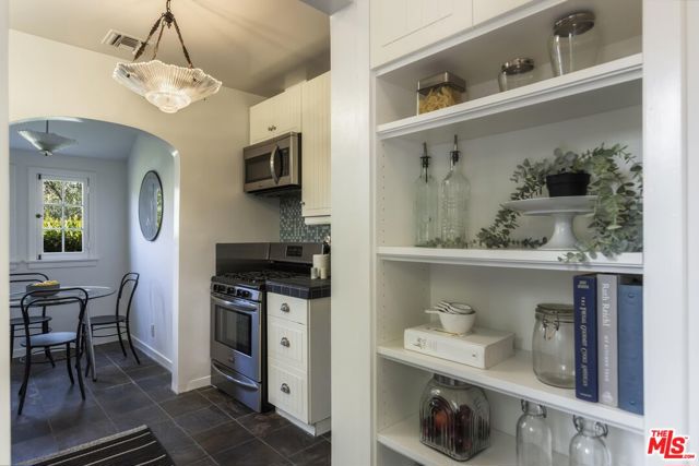 7361 Oakwood Avenue, Los Angeles CA: https://media.crmls.org/mediaz/af059bda-87bd-4a13-8864-d9e5a44a36e0.jpg