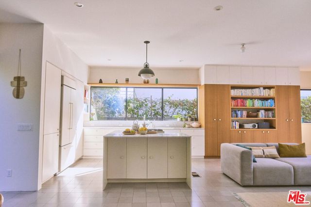 906 Superba Avenue, Venice CA: https://media.crmls.org/mediaz/af05cf5f-cd5d-48fe-ad8b-19e26ea988fb.jpg