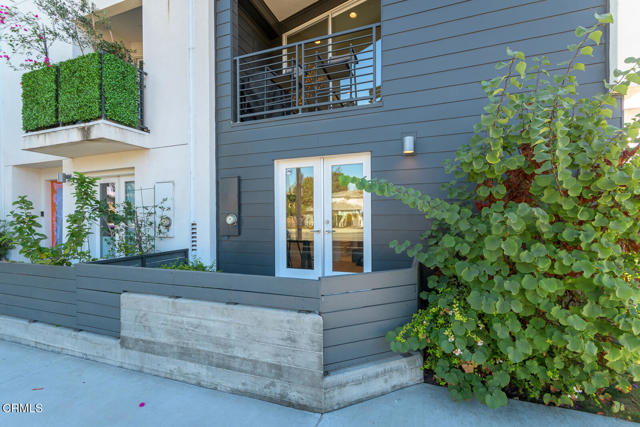11594 Riverside Drive, Valley Village CA: https://media.crmls.org/mediaz/af06a21a-5978-4179-b8f5-6a21f95e0ffb.jpg