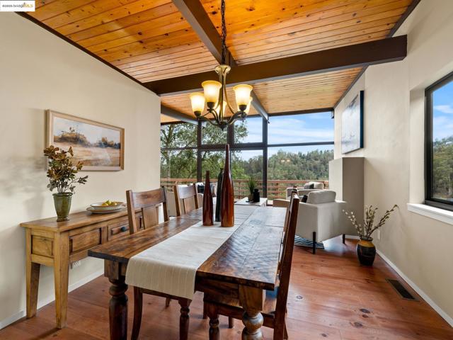 6866 Thornhill Dr, Oakland CA: https://media.crmls.org/mediaz/af07743f-f149-43c3-885f-015e3132ca90.jpg