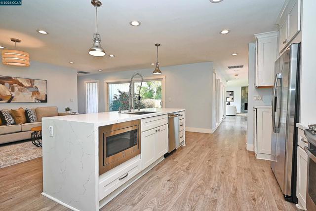 383 Caravelle Dr, Walnut Creek CA: https://media.crmls.org/mediaz/af07bb6a-ae0d-432e-998e-6ba8ffc17811.jpg