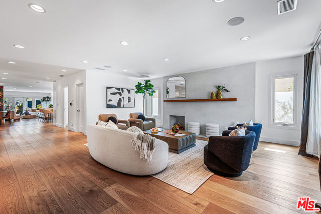 574 N Plymouth Boulevard, Los Angeles CA: https://media.crmls.org/mediaz/af08501d-0da3-455e-ace8-1aac7f513a0b.jpg