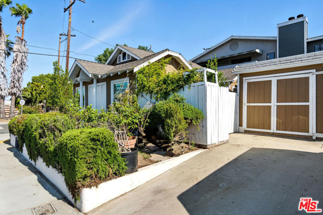 3712 E 10th Street, Long Beach CA: https://media.crmls.org/mediaz/af08bbf3-92fc-4b5a-bf67-8136d06381e4.jpg