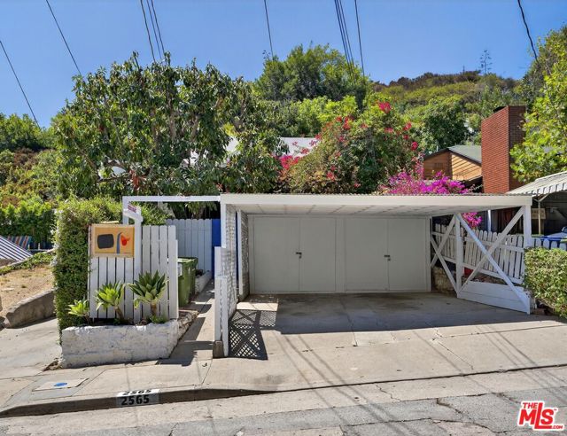 2565 Glen Green Street, Los Angeles CA: https://media.crmls.org/mediaz/af08e7b0-e7cd-4168-bb05-4c57c20cf4df.jpg