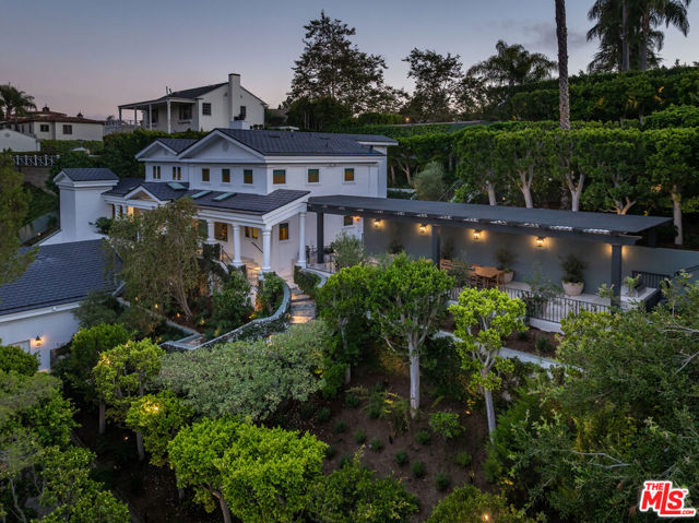 365 Norcroft Avenue, Los Angeles CA: https://media.crmls.org/mediaz/af08f9d4-aa37-4322-95a6-5b48b9695fd7.jpg