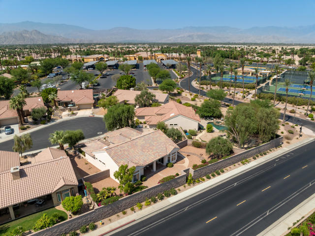78626 Blooming Court, Palm Desert CA: https://media.crmls.org/mediaz/af0a0627-6486-440d-af78-ac095862d8b1.jpg