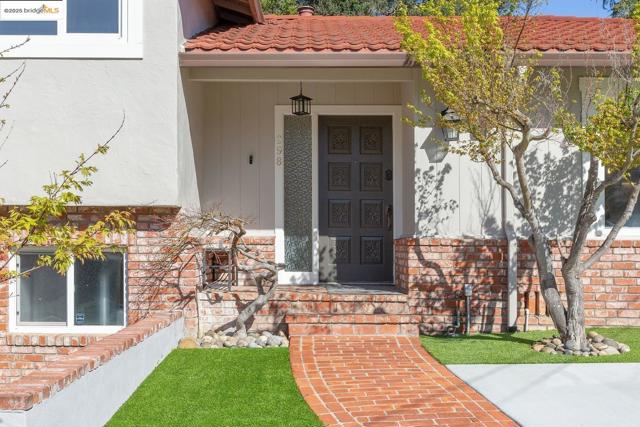 298 Elysian Fields DR, Oakland CA: https://media.crmls.org/mediaz/af0a6bb6-8273-4489-8696-83894adf0c63.jpg