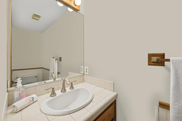 4006 Layang Layang Circle, Carlsbad CA: https://media.crmls.org/mediaz/af0b199f-bb5f-403f-8ee1-f1e5bd9c73f7.jpg