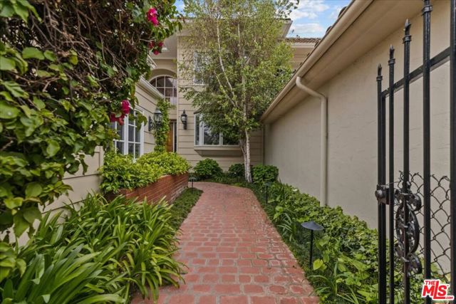 2286 Canyonback Road, Los Angeles CA: https://media.crmls.org/mediaz/af0bd79f-e0cc-4c14-b461-481398c9995b.jpg