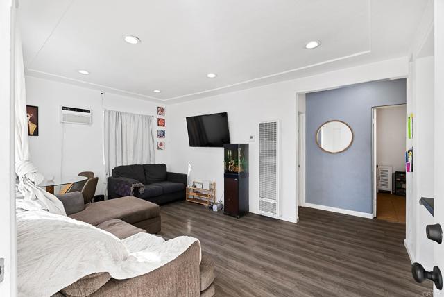 Detail Gallery Image 7 of 34 For 10517 S Normandie Ave., Los Angeles,  CA 90044 - 3 Beds | 1/1 Baths