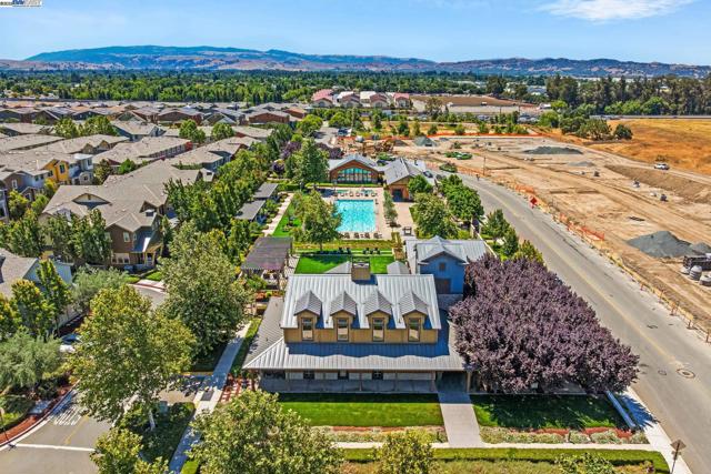 389 Basswood Cmn, Livermore CA: https://media.crmls.org/mediaz/af0d12ff-ad07-4cad-a2c5-3991b8441d4e.jpg