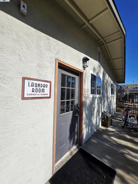 670 Fargo Ave, San Leandro CA: https://media.crmls.org/mediaz/af0d8f54-79ac-49c4-8a89-5bf128f987db.jpg