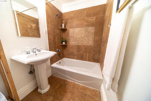 661 Peralta Ave Unit 3, San Francisco CA: https://media.crmls.org/mediaz/af0dac92-a3db-4277-98fb-0d80faf14ae3.jpg