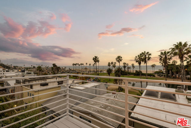 6624 Vista Del Mar, Playa del Rey CA: https://media.crmls.org/mediaz/af125fbb-d40d-4973-b2c0-ead73f9cd27d.jpg