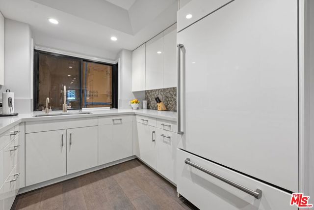 701 Ocean Avenue, Santa Monica CA: https://media.crmls.org/mediaz/af130e12-98ab-4fb2-a4ac-3e43376cb566.jpg