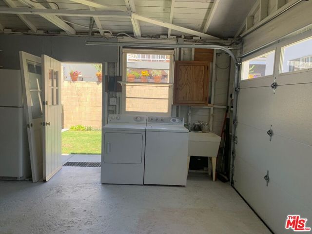 3125 Stanford Avenue, Venice CA: https://media.crmls.org/mediaz/af13aac4-ee3f-4322-9d48-e530ca723a00.jpg