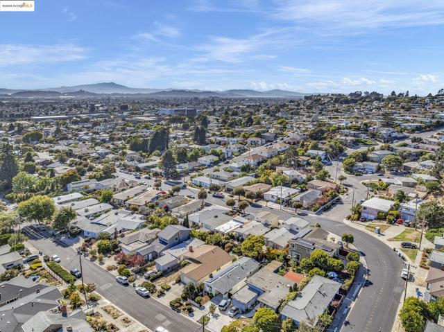 7231 Plank Ave, El Cerrito CA: https://media.crmls.org/mediaz/af13f407-78ee-436b-b9b0-fd08febd907b.jpg