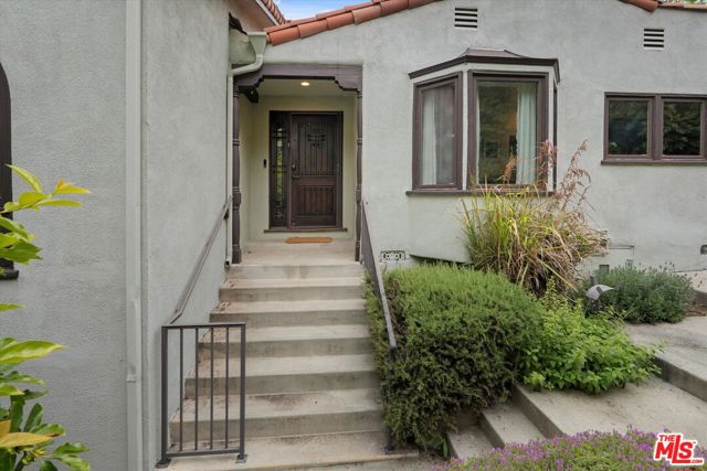816 Hyperion Avenue, Los Angeles CA: https://media.crmls.org/mediaz/af15035e-735c-4e48-911a-466cf85f1655.jpg