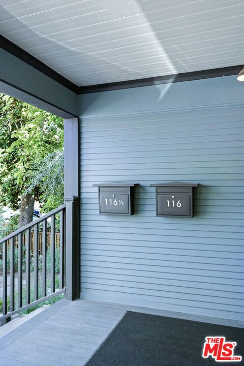 116 Roselawn Place, Los Angeles CA: https://media.crmls.org/mediaz/af163fca-c50f-4d25-83c2-f57fa10d5c89.jpg