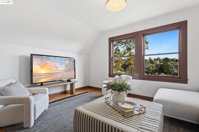 1048 Annerley Rd, Oakland CA: https://media.crmls.org/mediaz/af170eab-f62c-41b1-a74b-3dfc84982479.jpg