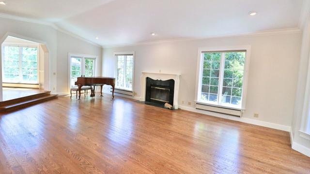 200 Iris Way, Palo Alto CA: https://media.crmls.org/mediaz/af173181-1094-4b85-969b-a719ab8f1970.jpg