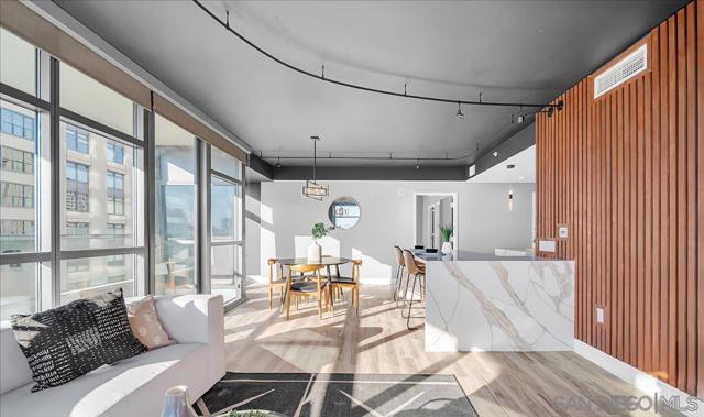 645 Front St, San Diego CA: https://media.crmls.org/mediaz/af17a529-1664-4520-a161-464d4b5c81b0.jpg