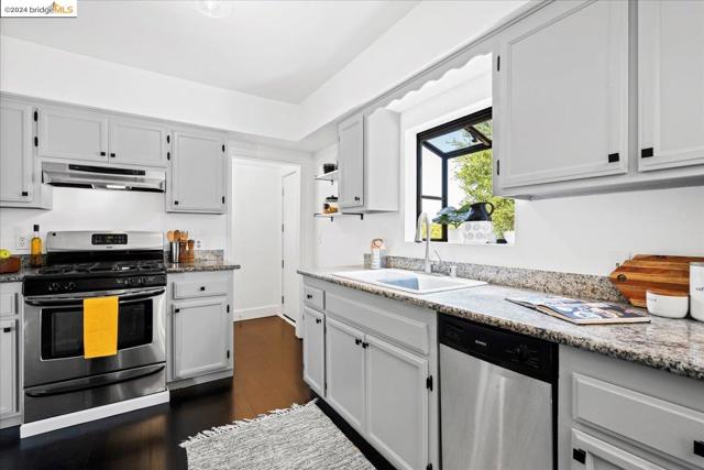 Image 17 of 54 For 3233 Ardley Ave