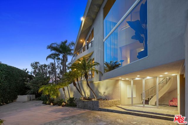 28177 Rey De Copas Lane, Malibu CA: https://media.crmls.org/mediaz/af19641f-be40-4ea9-a4a8-8a9b12411e13.jpg