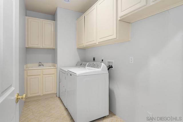 987 Palencia Ct, Chula Vista CA: https://media.crmls.org/mediaz/af1980bb-9082-40b6-a899-527290ce3507.jpg