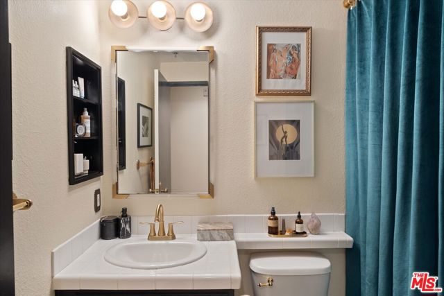 2222 N Beachwood Drive, Los Angeles CA: https://media.crmls.org/mediaz/af19a786-4621-44d0-9ee0-0b7196fc74a3.jpg