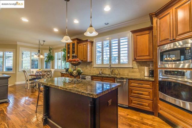 2438 Pinehurst Ct, Discovery Bay CA: https://media.crmls.org/mediaz/af1a4a5a-0fe3-4169-bc8c-45ef4070a117.jpg