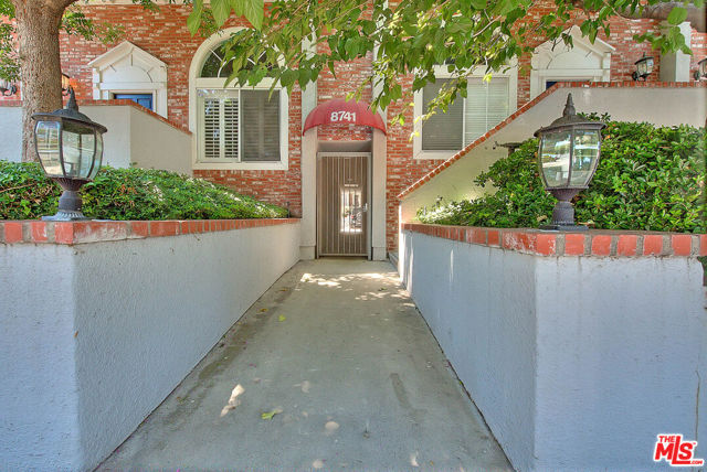 8741 Darby Avenue, Northridge CA: https://media.crmls.org/mediaz/af1b2a2e-0cf7-4192-8b09-3ebe4d06ec0d.jpg