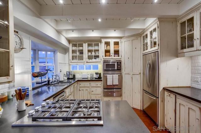 75 Corinthian Walk, Long Beach CA: https://media.crmls.org/mediaz/af1b4bf8-4f5d-4126-8b9c-7cec765f2499.jpg