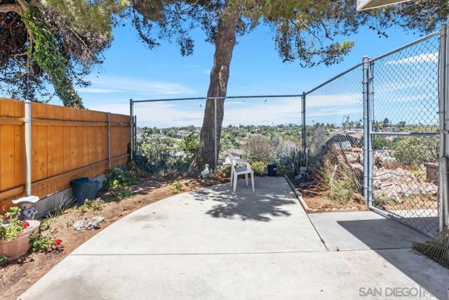 252 Santa Clara Dr, Vista CA: https://media.crmls.org/mediaz/af1b52c0-ffe1-4369-8263-6df630803ae2.jpg