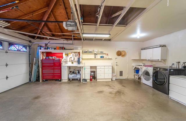 2708 MEDFORD CT, Carlsbad CA: https://media.crmls.org/mediaz/af1ca7b2-4076-4149-a6cb-efd20522b46d.jpg